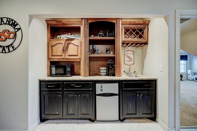 Building Photo - Luxury 5 Bedroom Home in Fairfax Estates, next to public golf course - Safe Room- Memorial High- ...