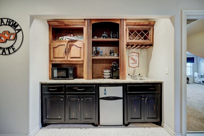 Building Photo - Luxury 5 Bedroom Home in Fairfax Estates + Safe Room + Memorial High + Easy Access to I-35