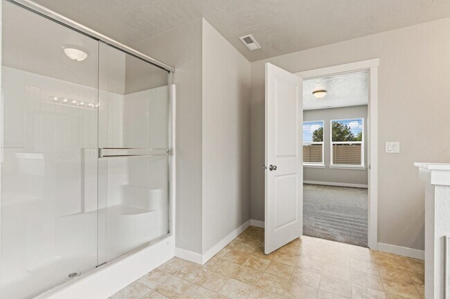 Building Photo - 4 Bedroom, 2 Bath Gorgeous Nampa Home on a...