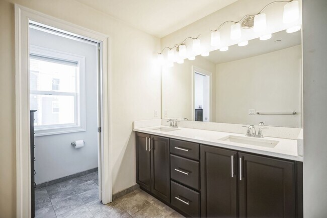 Building Photo - Gorgeous Conshohocken 3 Bedroom, 2.5 Bath END Unit Townhome With Amazing Views!