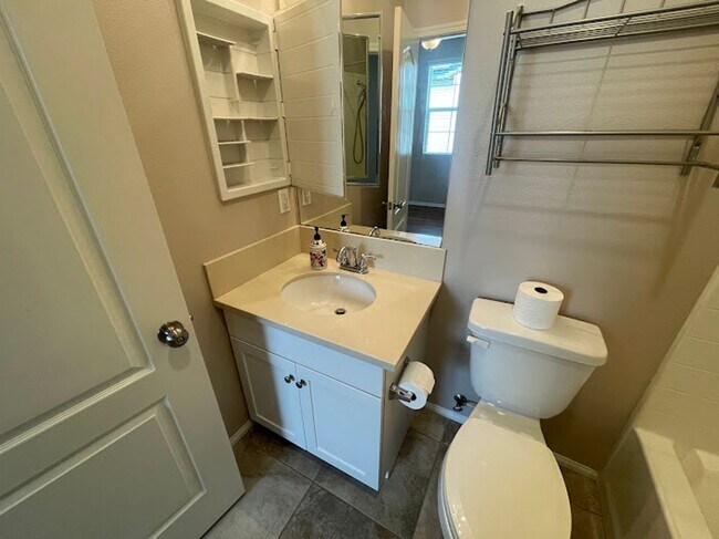 Building Photo - Stunning 2 bed 2.5 bath Solar Powered Town...