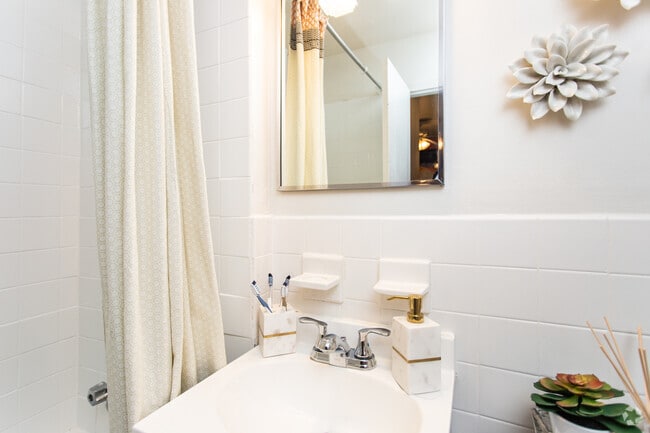 1BR. 1BA - 425 SF - French - Heritage Apartments