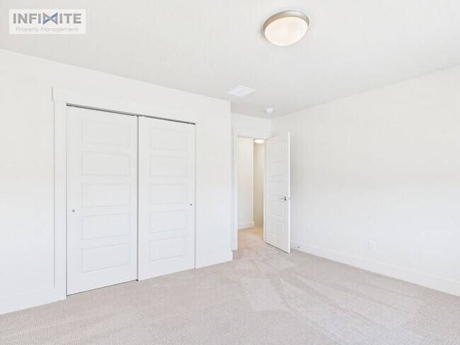 Building Photo - 3 Bedroom - Modern Comfort in a Peaceful Setting