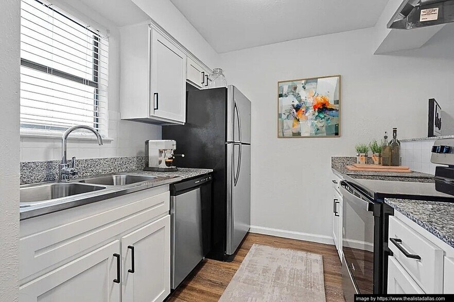 Building Photo - 10028 Royal Ln