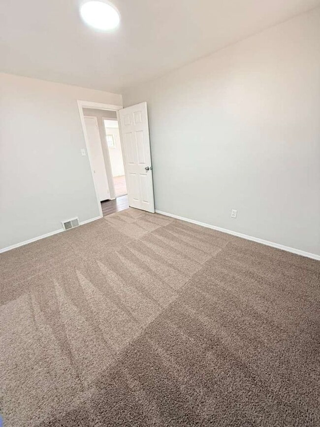 Building Photo - Updated 3BD 2BA Apartment Located in a Great Area!!