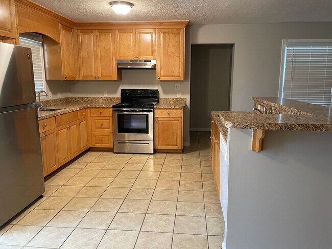 Building Photo - Cute 3 Bed 2 Bath with Fenced Yard