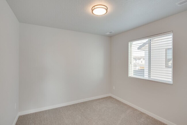Building Photo - Modern Townhome ready for you today!