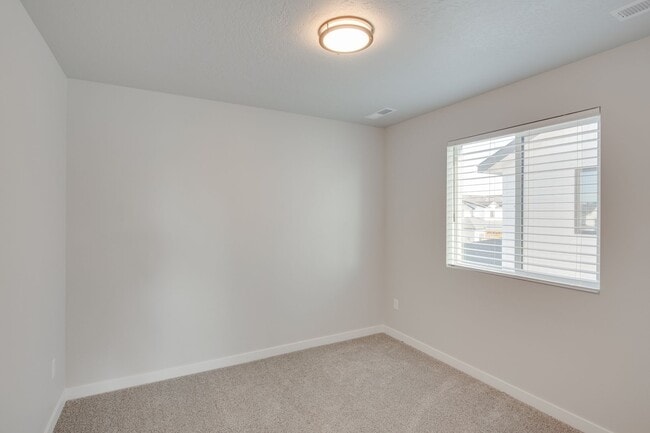 Building Photo - This  3 bedroom, 2.5 bathroom modern townhouse is ready for you!