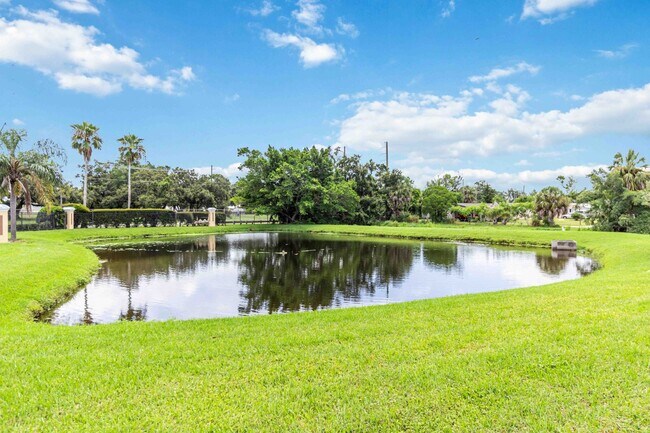 Building Photo - Spacious 2/2 condo with beautiful water vi...