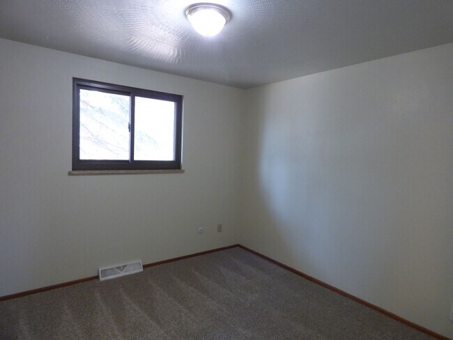 Building Photo - Adorable 3 bedroom, 1 bath in Longmont Estates, fenced back yard, 2 car garage