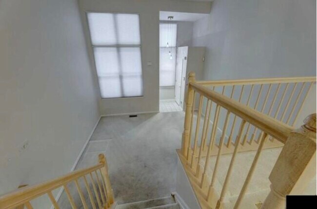 Building Photo - 320 Midland Ct