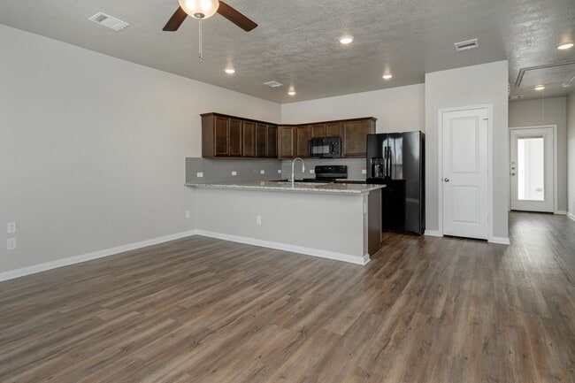 Building Photo - Bright & Cozy Townhome