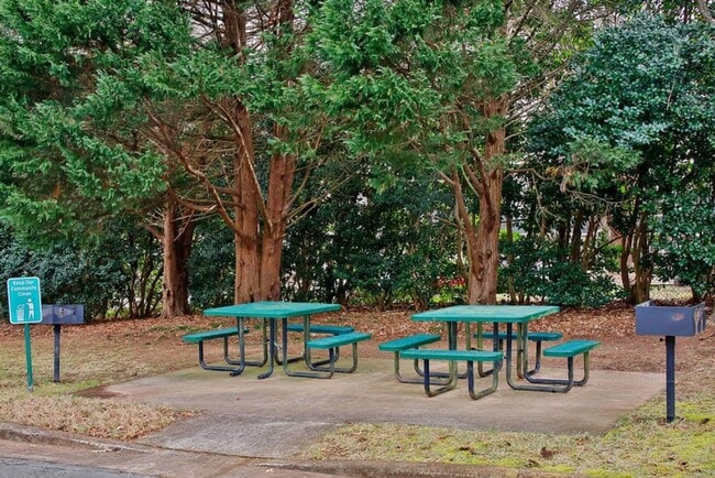 Building Photo - West Oaks, Three Bedroom Two Bath Apartment