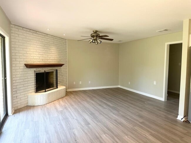 Building Photo - 1102 Serenada Dr