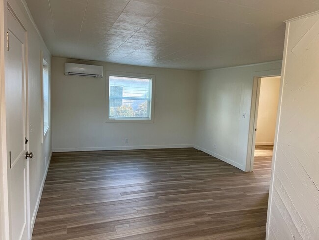 Building Photo - Updated 3 bedroom 1 bathroom house!