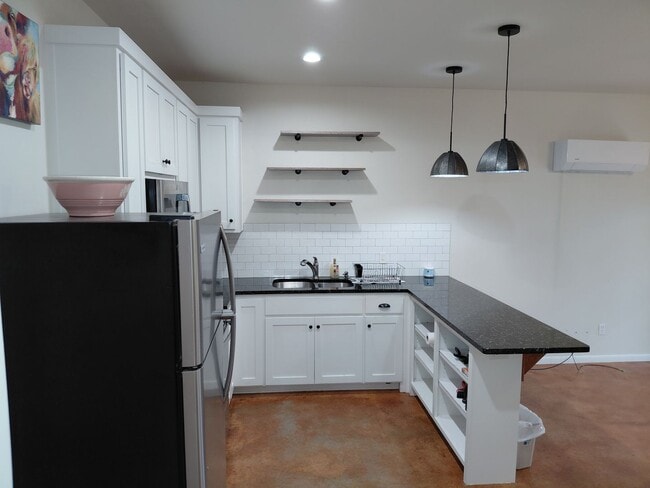 Building Photo - Affordable & Charming 1 bed and 1 bath with all bills paid including lawn care!