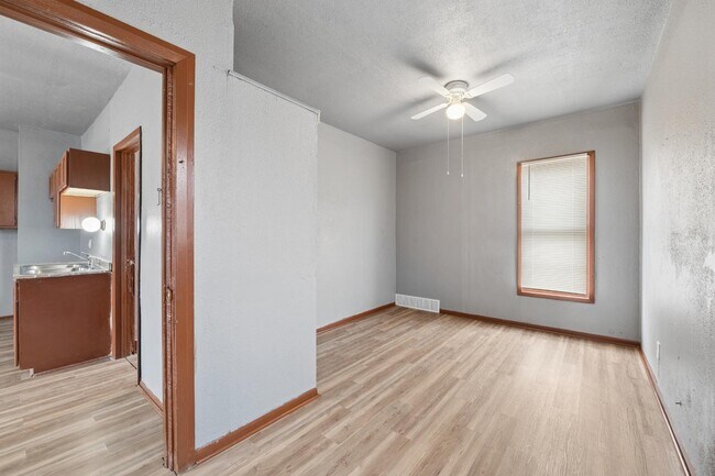 Building Photo - 1218 W Locust St