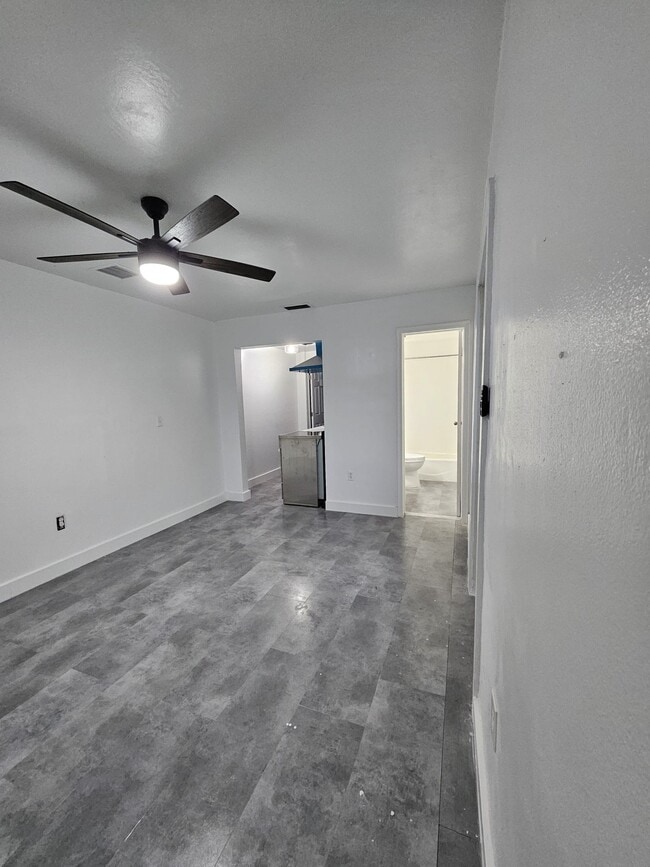 Building Photo - 3709 Efficiency Apartments