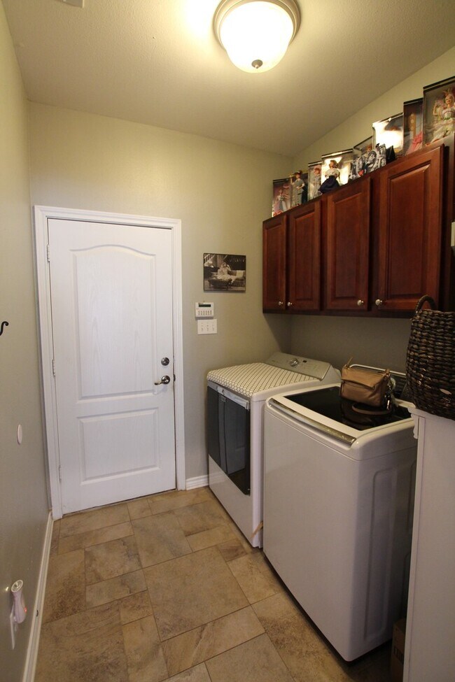 Building Photo - Lease Takeover Opportunity Available: Stun...