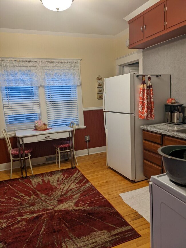 Building Photo - 612 Henrietta St