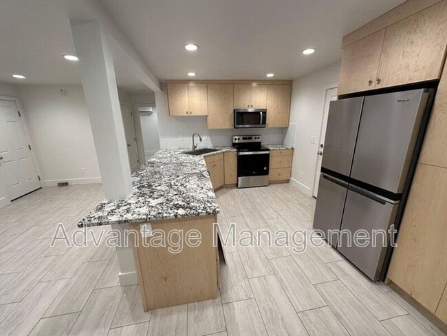 Building Photo - 469 E Elm St