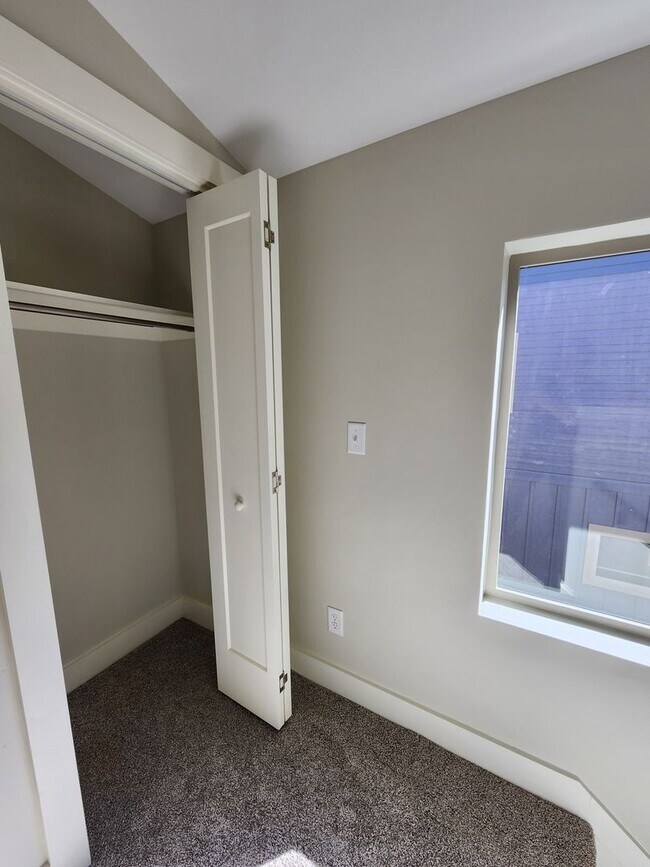 Building Photo - ***6 Month Lease***East Asheville Rental