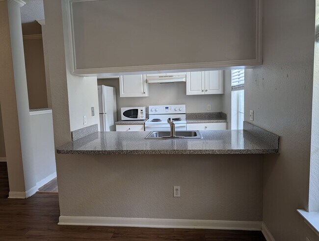 Building Photo - Great 1/1 Studio unit with wood floors and pool view patio!