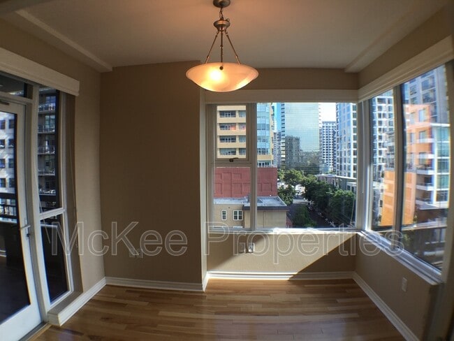 Building Photo - 300 W Beech St