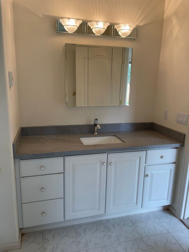 Building Photo - Single Level Useless Bay Home with Bonus Room!