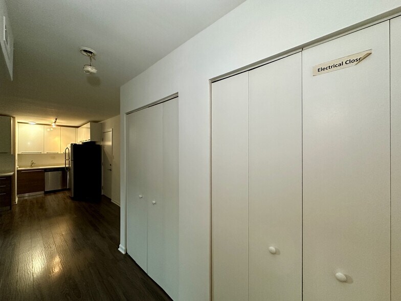 Building Photo - 925 W Carmen Ave