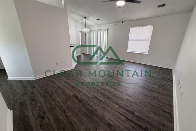 Building Photo - MOVE-IN SPECIAL! FREE RENT!