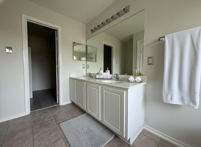 Building Photo - 16623 Newglen Ln