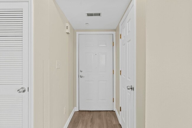Building Photo - Spacious 2-Bed, 2-Bath Condo