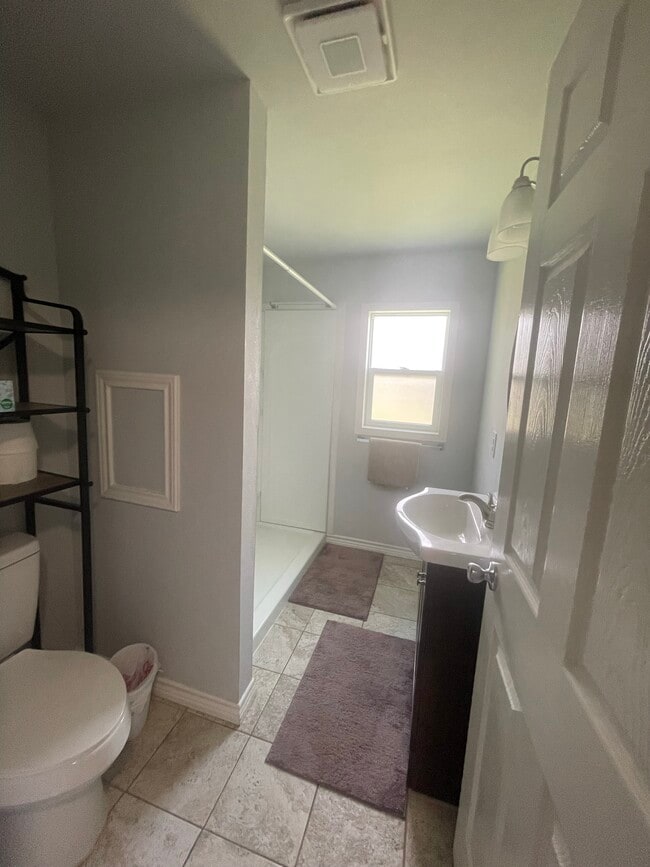 Building Photo - 309 W Ave A