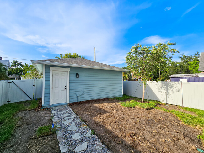 Building Photo - 408 E Oak Ave