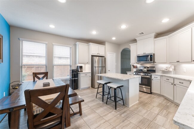 Building Photo - 6207 Rosehill Harvest Loop