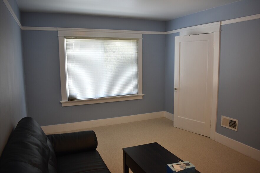 Building Photo - 917 Grand Ave