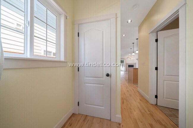 Building Photo - Amazing Eastmoreland Home Near Sellwood wi...