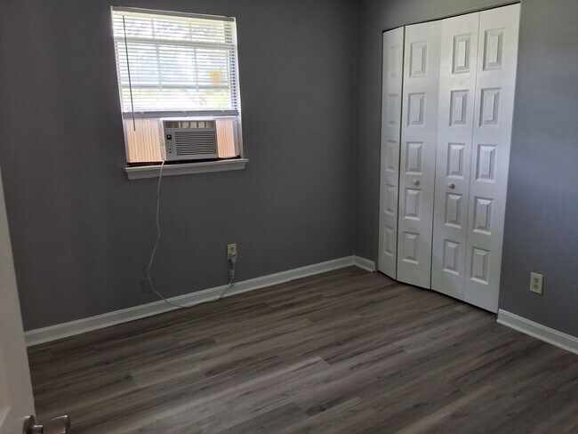 Building Photo - CHARMING 3 BED, 1 BATH HOUSE LOCATED IN ELIZABETHTOWN, KY