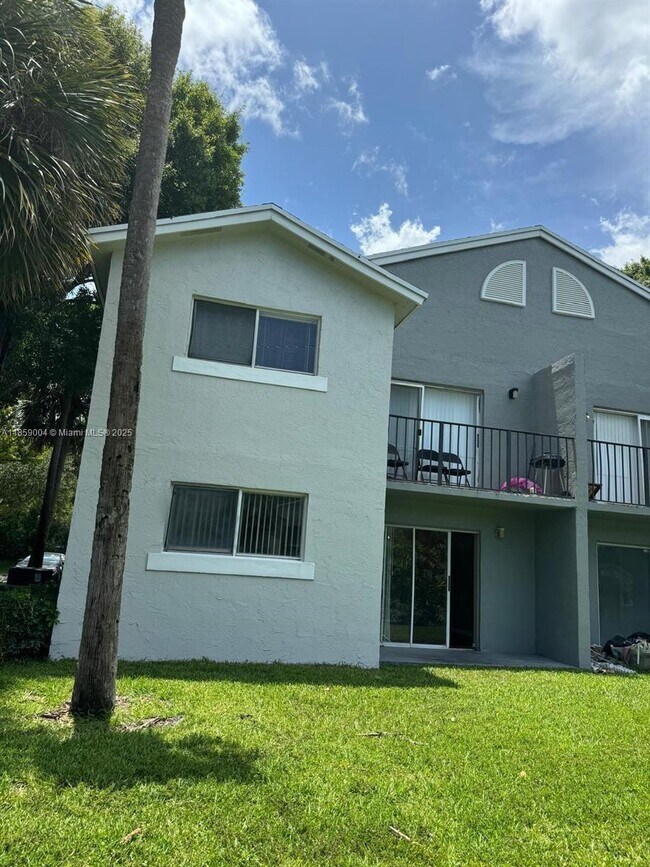 Building Photo - 984 Lake Victoria Dr
