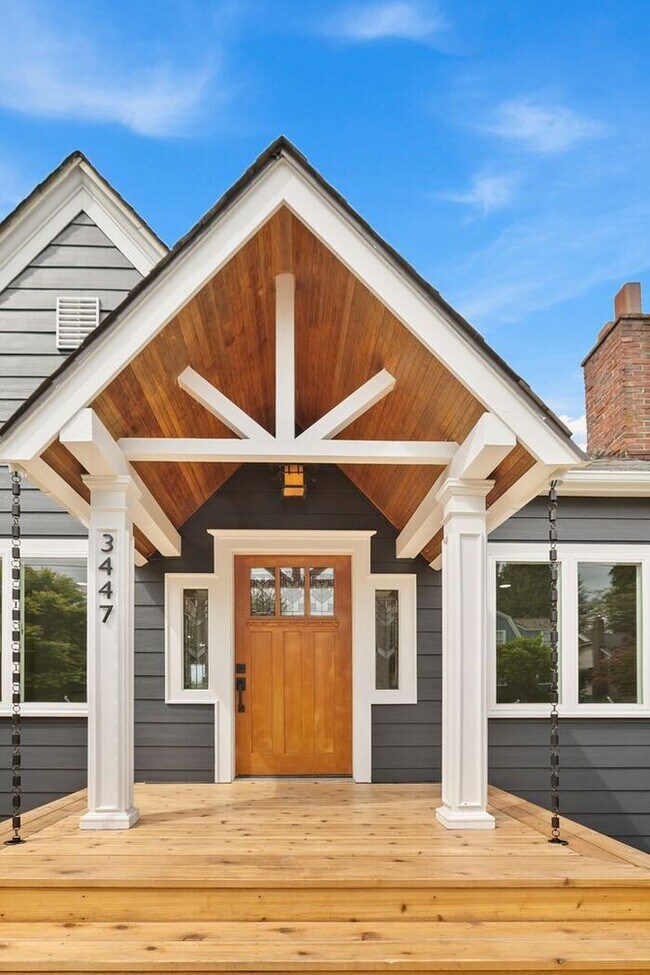 Building Photo - Gorgeous Remodeled West Seattle Craftsman w/ Air Conditioning