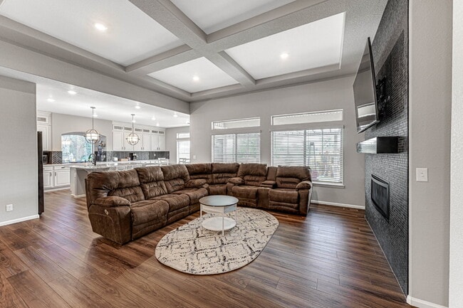 Building Photo - $4,795.00, 5 bed, 3.5 bath located in Denver.