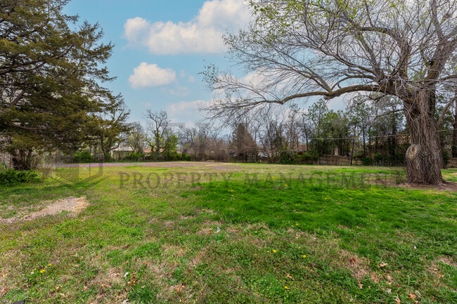 Building Photo - 216 N Tyler Rd