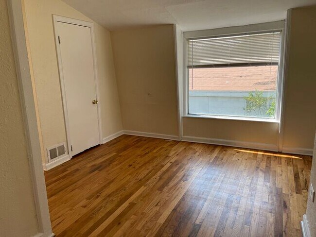 Building Photo - Carriage house: large two-story 1bed/1bath