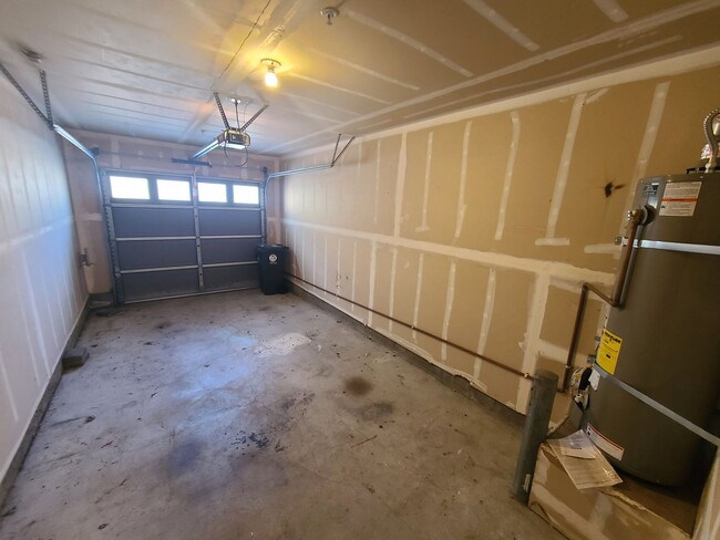 Building Photo - Charming 2 Bedroom Townhouse in Castro Val...