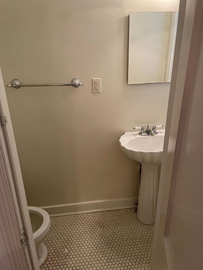 Building Photo - Perfect Home a Block from Mary Munford