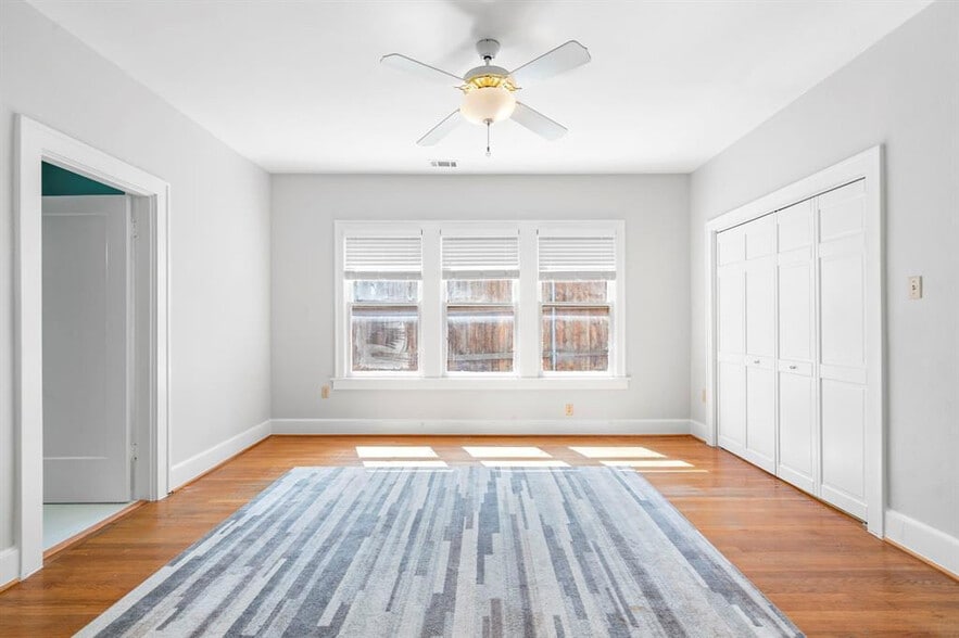 Building Photo - Room in Apartment on Lakeshore Dr