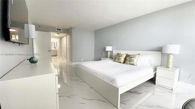 Building Photo - 1717 N Bayshore Dr