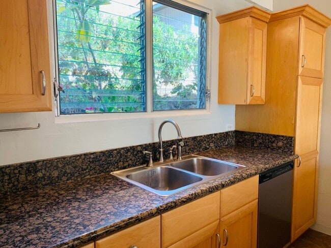 Building Photo - Fully Furnished Waialae Gardens 2 Bed/2 ba...