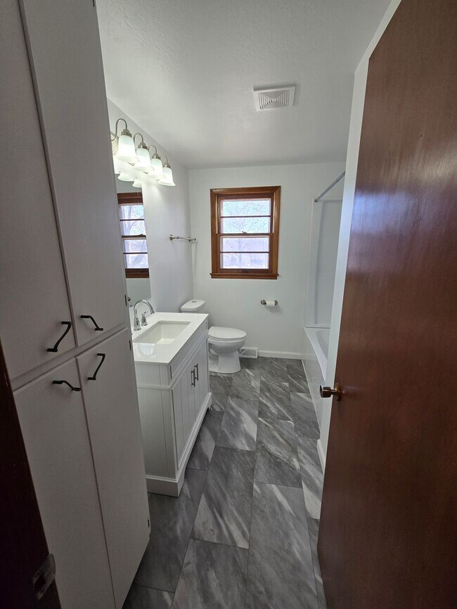 Building Photo - 3-4 bedroom ranch with attached garage, fe...